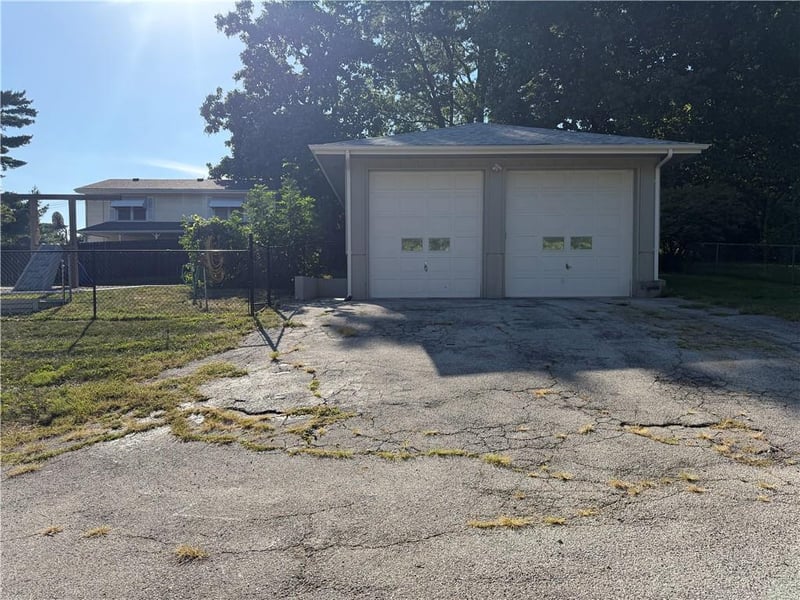 7510 Oak St, Pleasant Valley, MO 64068