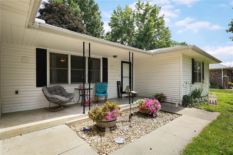 503 SW Maple Ln, Oak Grove, MO 64075
