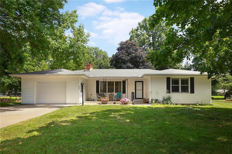 503 SW Maple Ln, Oak Grove, MO 64075