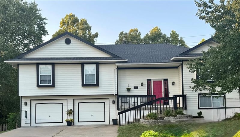 912 Village St, Leavenworth, KS 66048