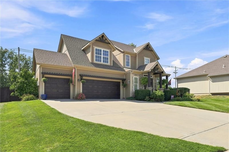 12233 Pine Valley Dr, Kansas City, KS 66109