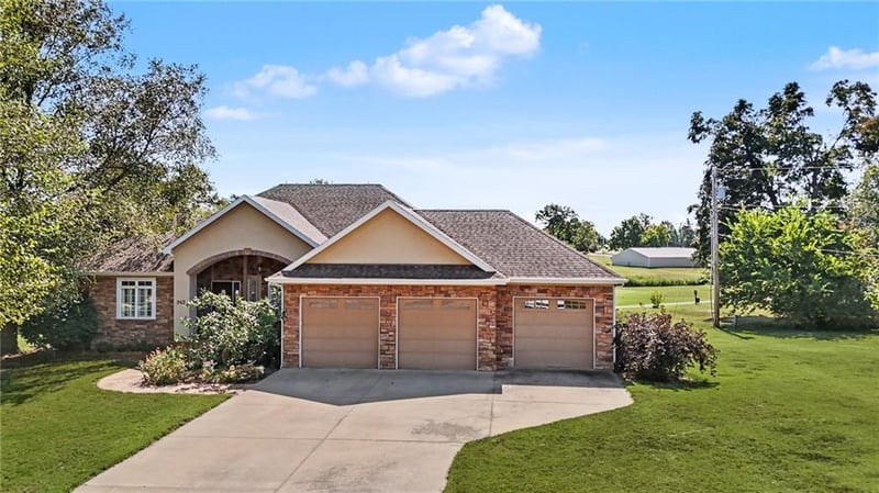 942 E Fairway Dr, Ottawa, KS 66067