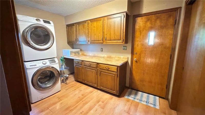 7627 46th St, Ozawkie, KS 66070