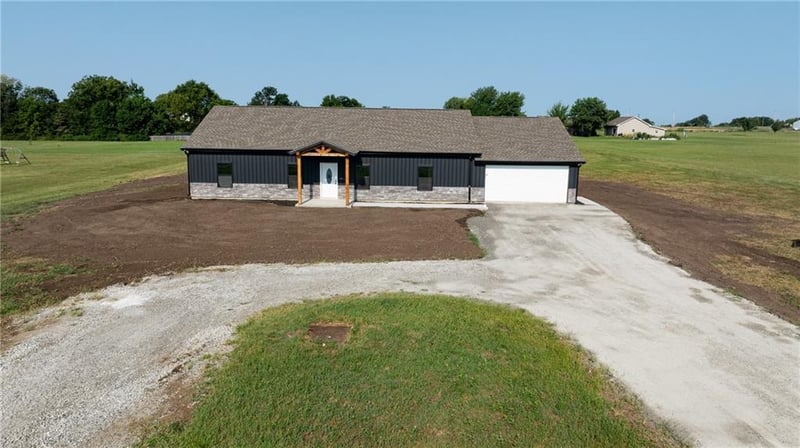 179 Peak Ln, Girard, KS 66743