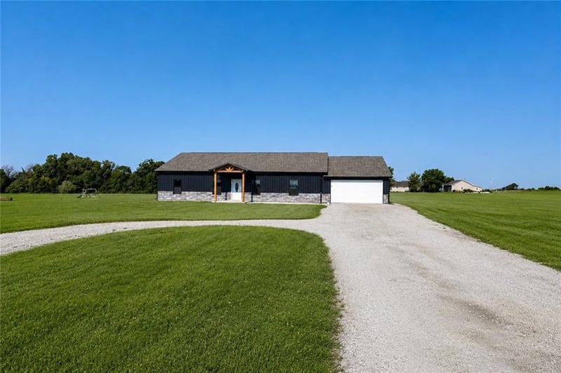 179 Peak Ln, Girard, KS 66743
