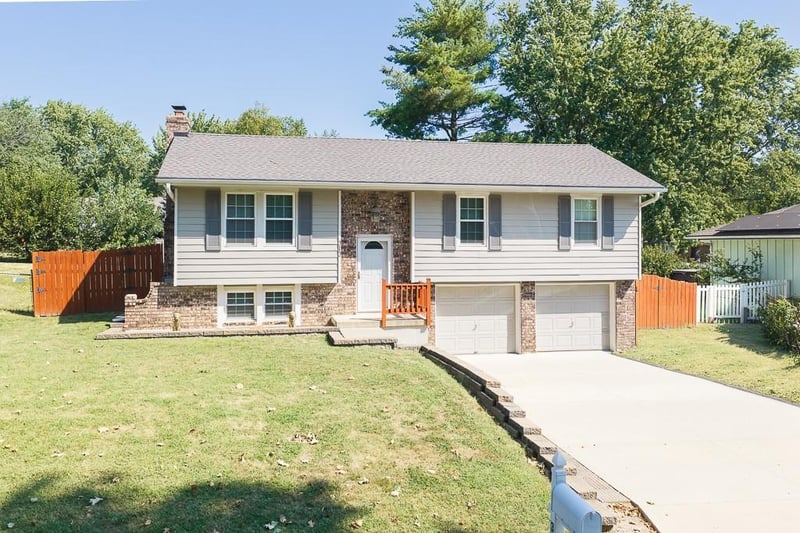 313 Killarney Ln, Blue Springs, MO 64014