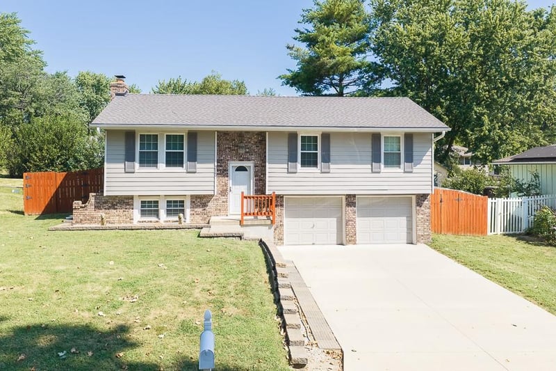 313 Killarney Ln, Blue Springs, MO 64014