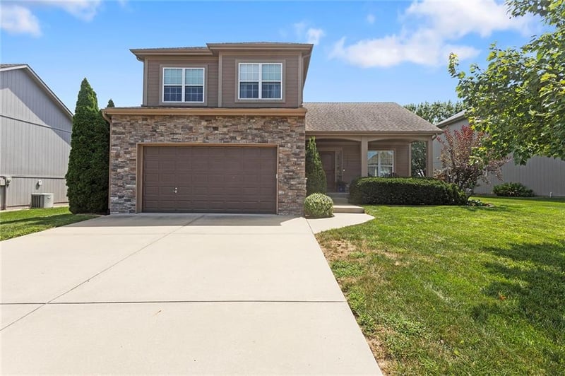 1725 NE Nine Oaks Dr, Lee's Summit, MO 64086