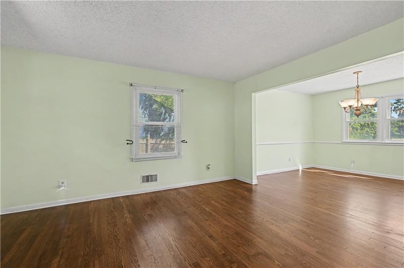 8901 W 98th Ter, Overland Park, KS 66212