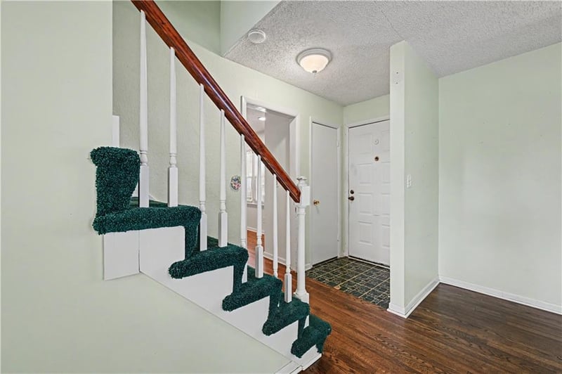 8901 W 98th Ter, Overland Park, KS 66212