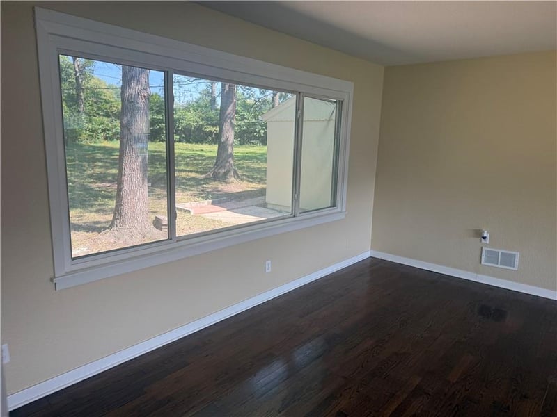 1704 E Mechanic St, Harrisonville, MO 64701
