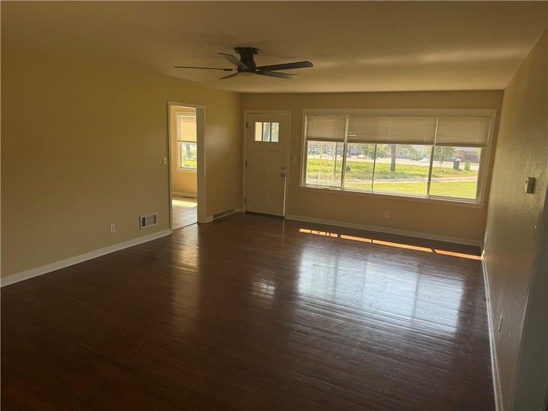1704 E Mechanic St, Harrisonville, MO 64701