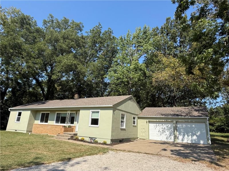 1704 E Mechanic St, Harrisonville, MO 64701