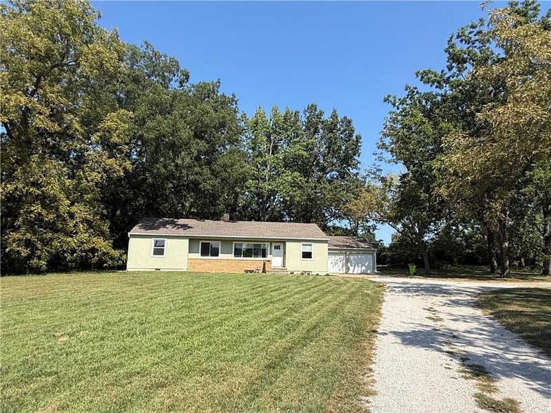 1704 E Mechanic St, Harrisonville, MO 64701