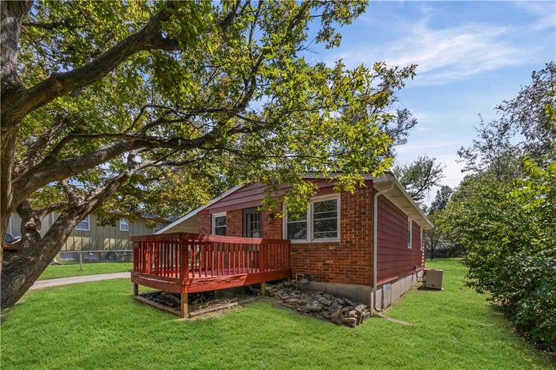 10557 E Lake Dr, Independence, MO 64053