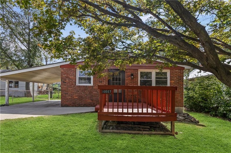 10557 E Lake Dr, Independence, MO 64053