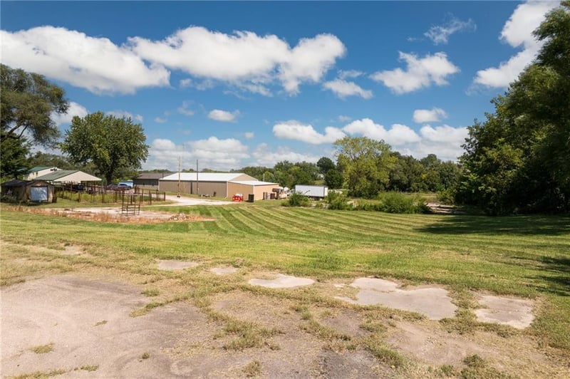 N 13th Ter, Savannah, MO 64485