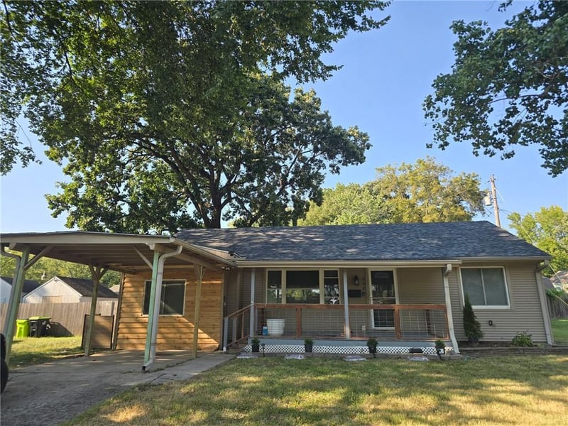 208 SW 5th St, Lee's Summit, MO 64063