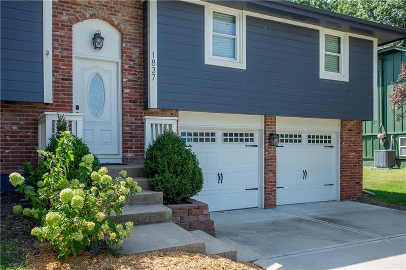 1837 W Chambery Dr, Olathe, KS 66061