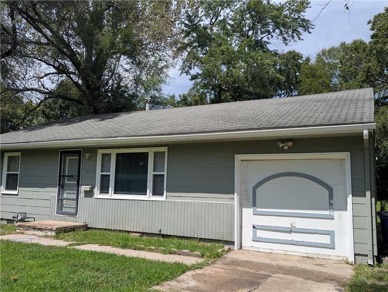 1206 E 134th St, Grandview, MO 64030