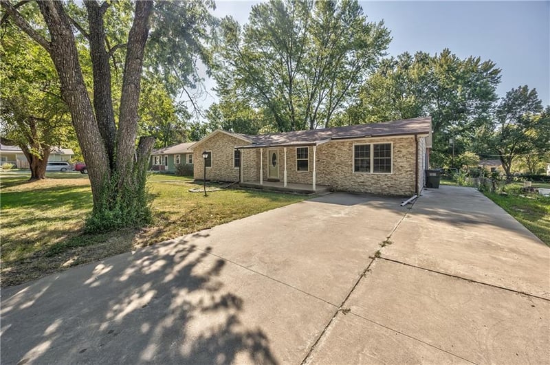 1627 E Glenn Dr, Lawrence, KS 66044