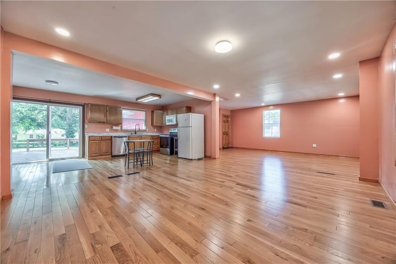 1627 E Glenn Dr, Lawrence, KS 66044