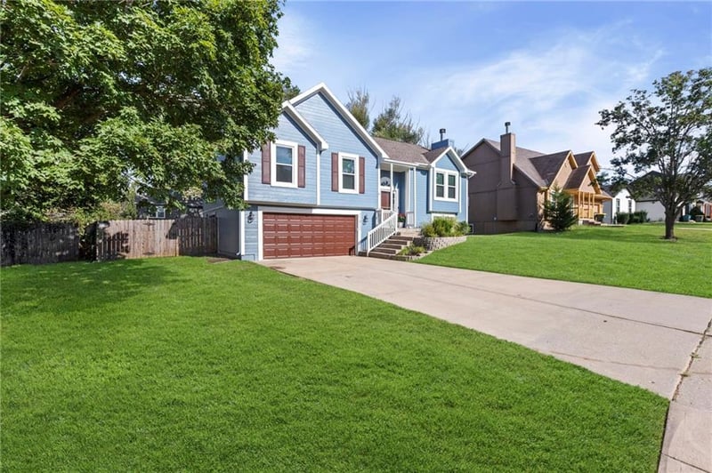 21812 S Vine St, Spring Hill, KS 66083