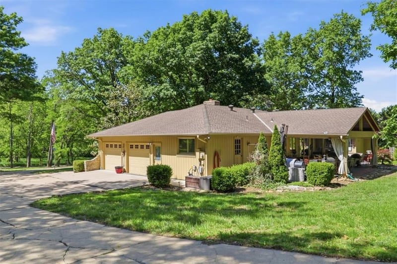 3200 Robinson Pike Rd, Grandview, MO 64030