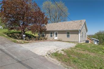 408 High St, Mound City, MO 64470