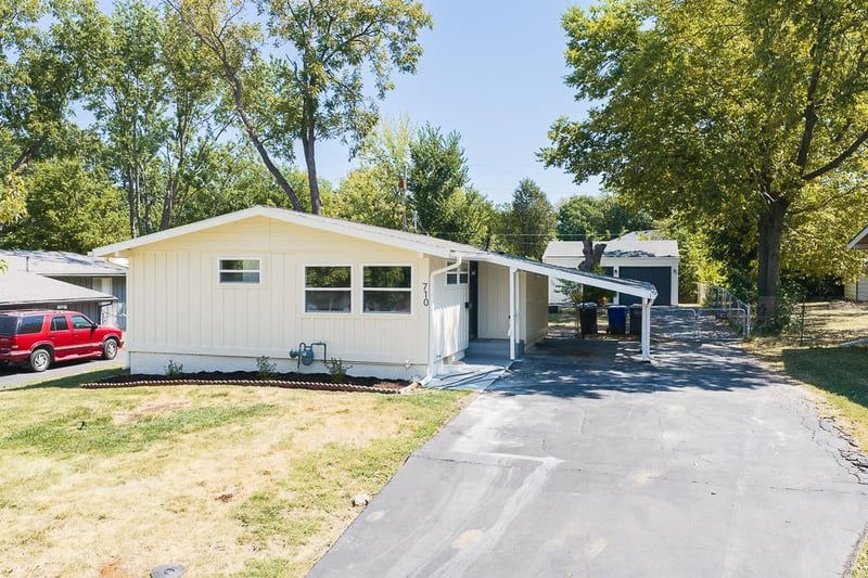 710 S Chestnut St, Olathe, KS 66061