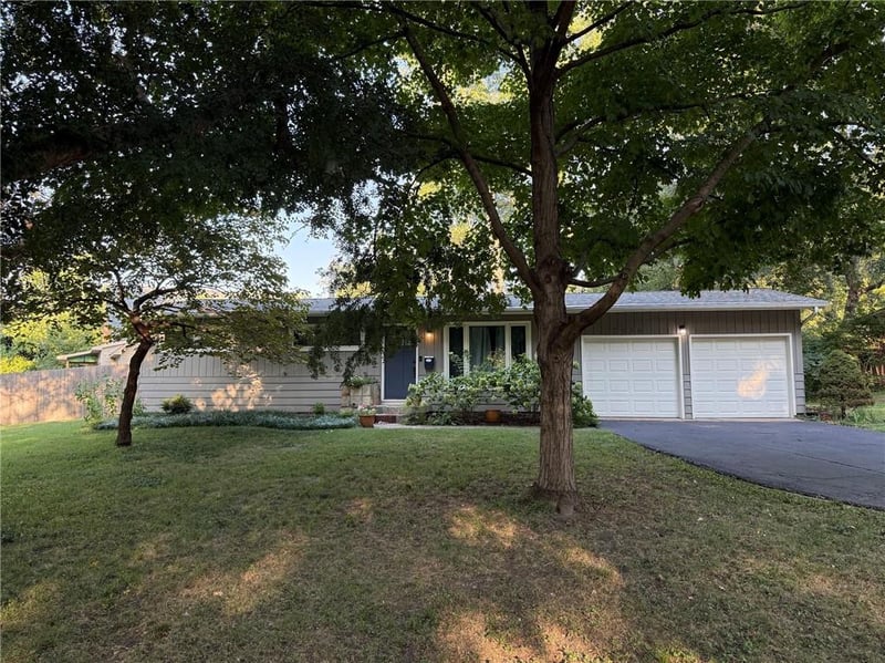7956 Canterbury St, Prairie Village, KS 66208