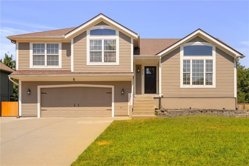 524 E Hawthorn St, Gardner, KS 66030