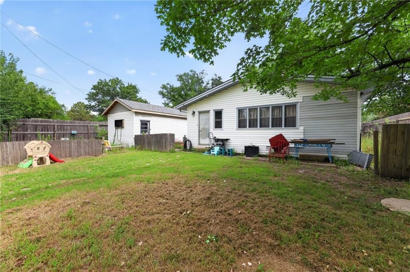 6711 Windsong Dr, Topeka, KS 66619
