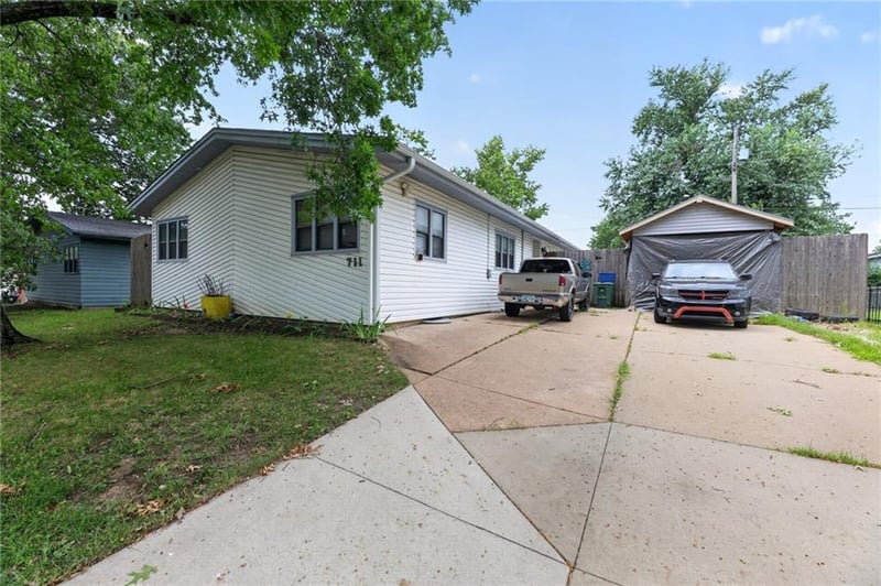 6711 Windsong Dr, Topeka, KS 66619