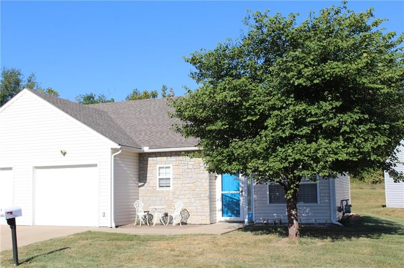 1661 Fall Creek Dr, Tonganoxie, KS 66086