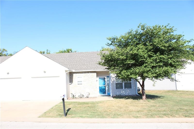 1661 Fall Creek Dr, Tonganoxie, KS 66086
