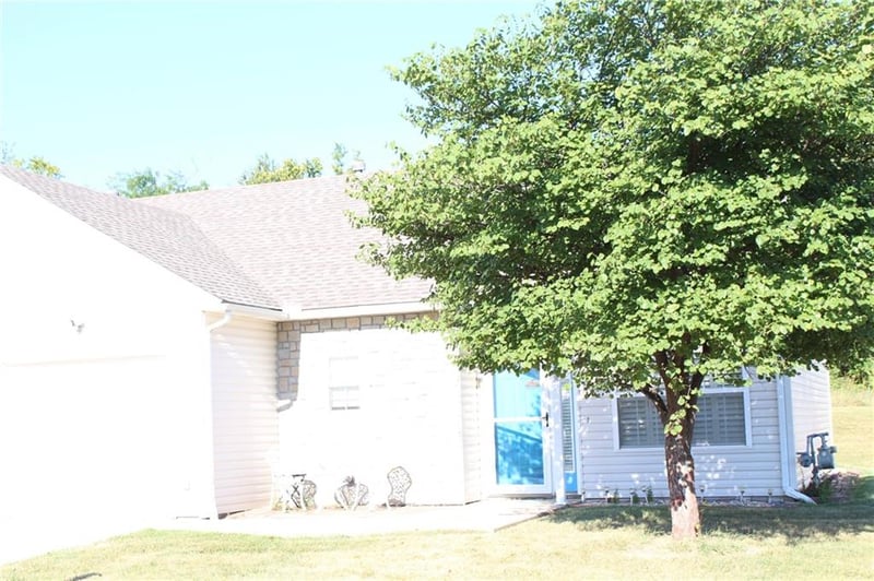 1661 Fall Creek Dr, Tonganoxie, KS 66086