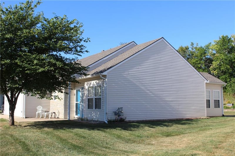 1661 Fall Creek Dr, Tonganoxie, KS 66086
