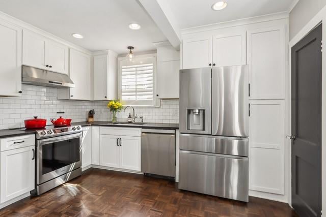 635 Greenway Ter, Kansas City, MO 64113