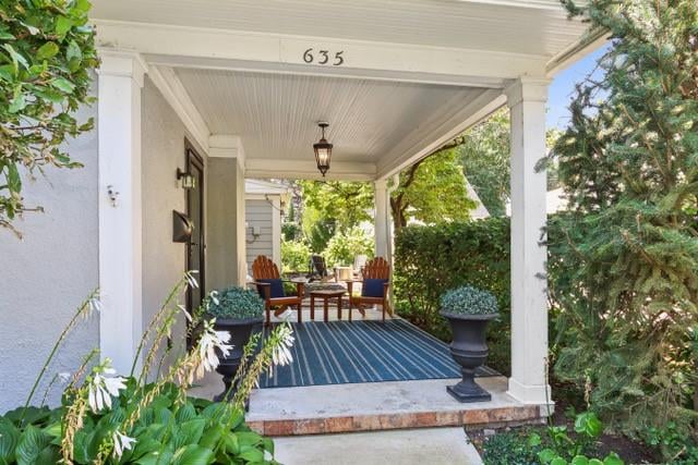 635 Greenway Ter, Kansas City, MO 64113