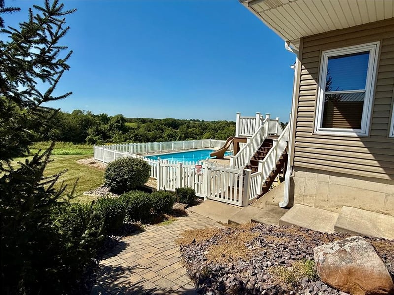 10030 Airfield Ln, Richmond, MO 64085