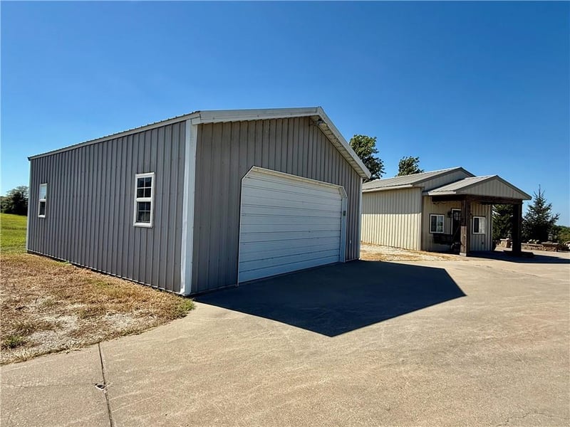 10030 Airfield Ln, Richmond, MO 64085