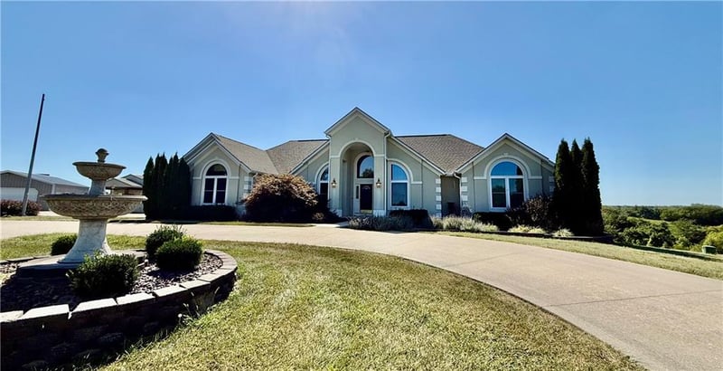 10030 Airfield Ln, Richmond, MO 64085