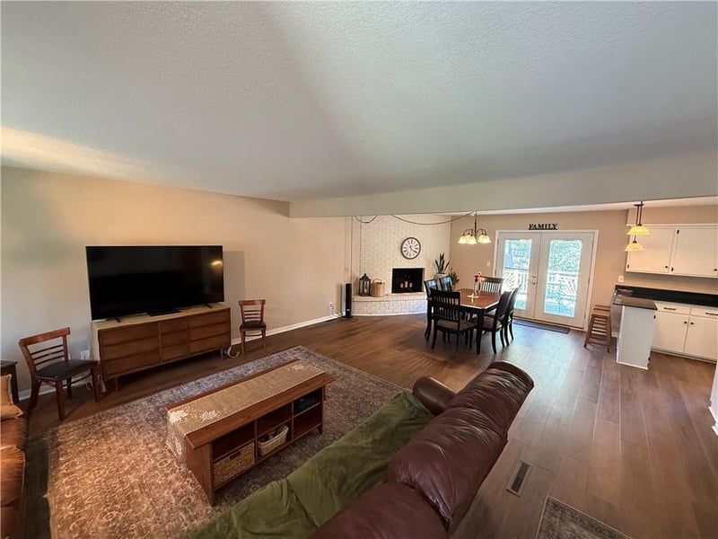 200 W 104th Ter, Kansas City, MO 64114