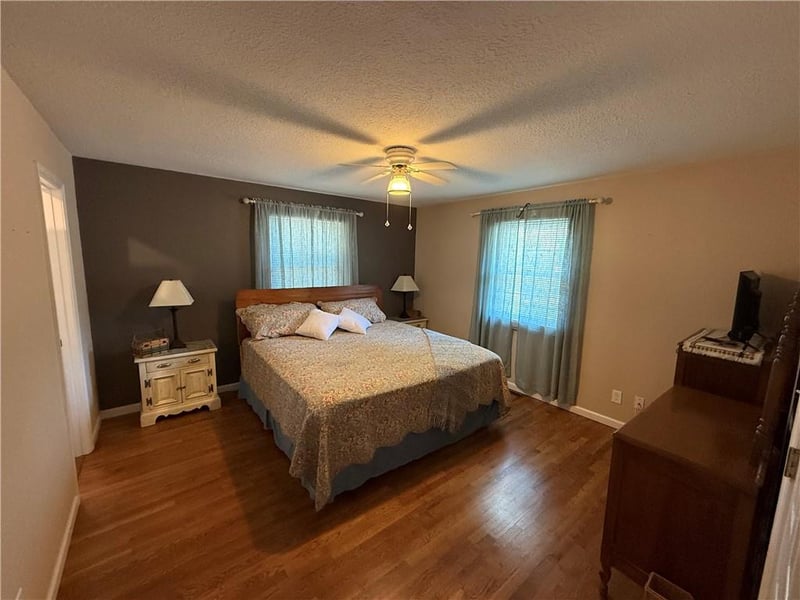 200 W 104th Ter, Kansas City, MO 64114