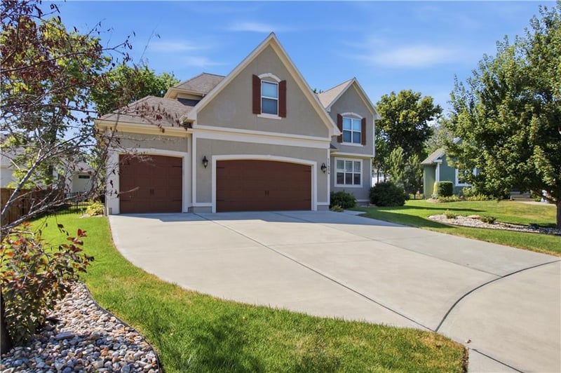 11454 S Lakecrest Dr, Olathe, KS 66061