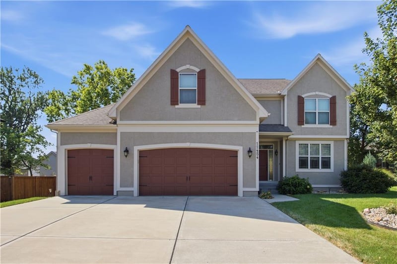 11454 S Lakecrest Dr, Olathe, KS 66061