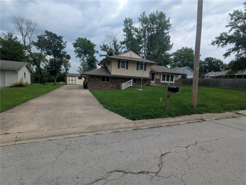 1104 W Forrest Ln, Excelsior Springs, MO 64024