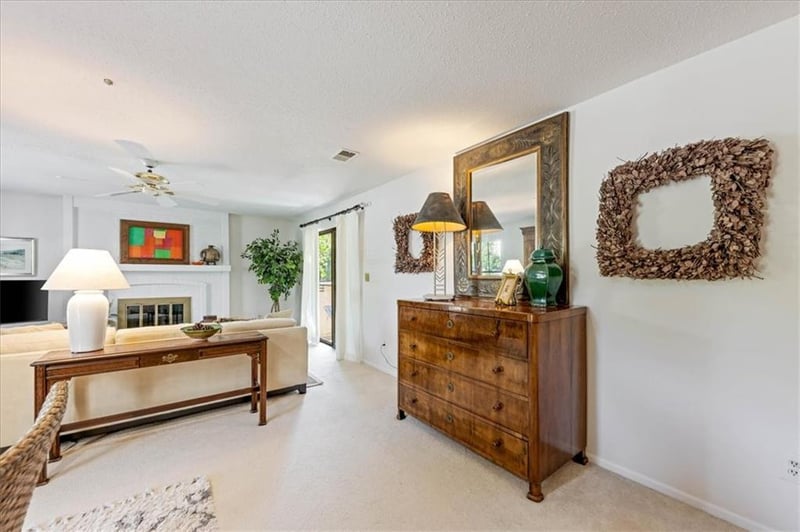 10758 Glenwood St #C, Overland Park, KS 66211