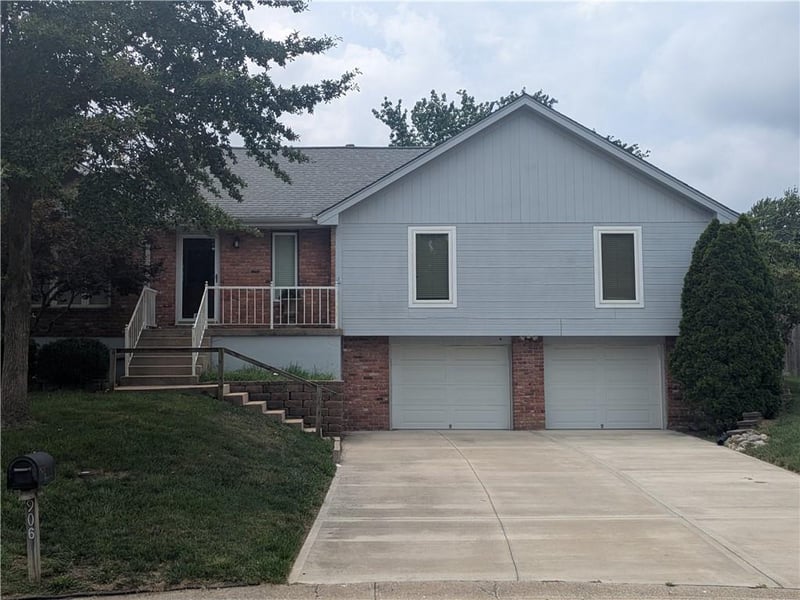 906 NW Chestnut Cir, Blue Springs, MO 64015